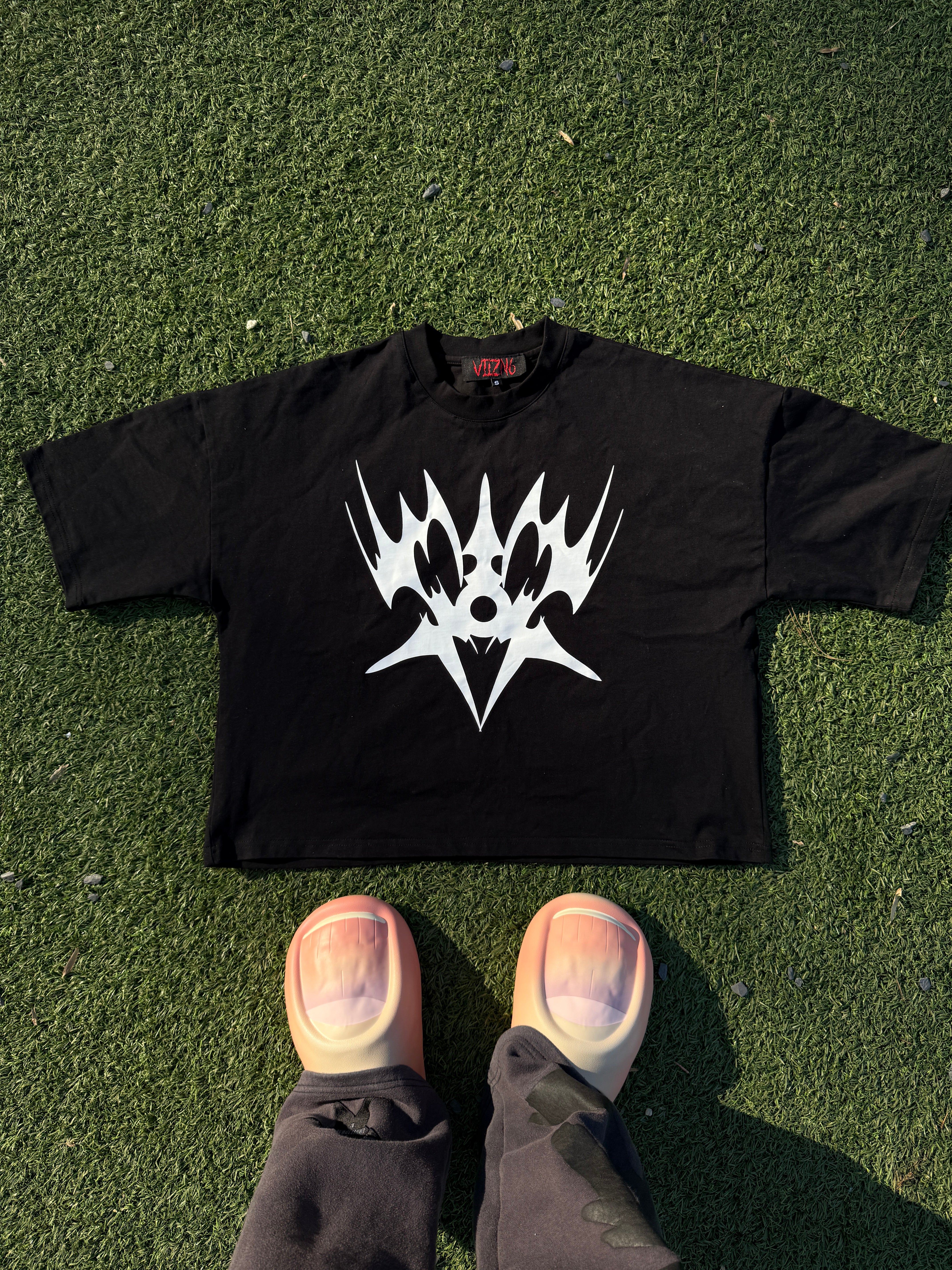 Black "Viizn6" Cropped Tee